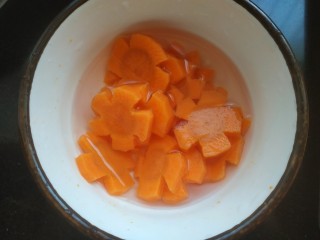 7、照烧鸡胸肉,捞出放入冷水中,控水备用