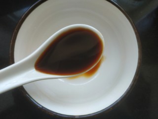 8、照烧鸡胸肉,拿一个小碗准备照烧汁,加入两勺生抽