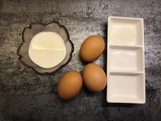 1、美味的日式厚蛋烧,准备好所有食材