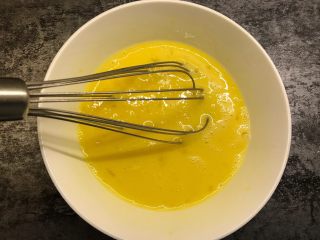 4、美味的日式厚蛋烧,搅拌均匀