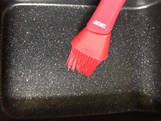 5、美味的日式厚蛋烧,平底锅和玉子烧锅刷上一层油