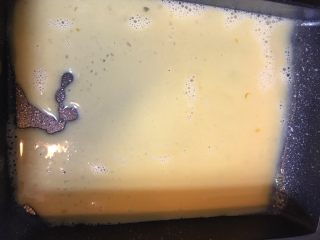 6、美味的日式厚蛋烧,倒入一层蛋液