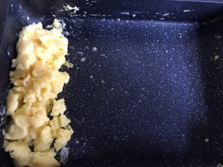 8、美味的日式厚蛋烧,半熟时将蛋碎划到锅子一边