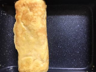 11、美味的日式厚蛋烧,全部煎好后卷起，利用锅中余温用铲子按压厚蛋烧的四周，让厚蛋烧表面更平整