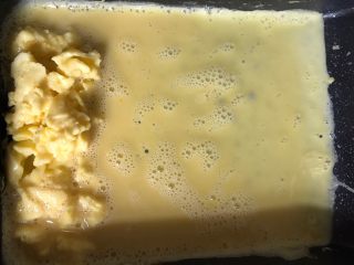 9、美味的日式厚蛋烧,倒入少许蛋液，小火煎至半熟后卷起放在锅一边