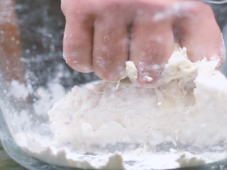 2、和风饺子,加水和面。