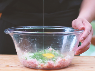 7、和风饺子,打一个鸡蛋进去，加盐、生抽调味，搅拌均匀。