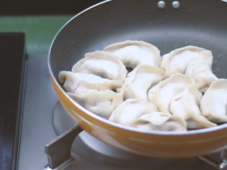 10、和风饺子,锅内倒油煎饺子，加水煮，要一直晃动防止粘锅。