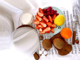 1、轻食料理-缤纷越南春卷,水果春卷，选择喜欢吃的水果，搭配的蘸酱用了燕麦水果酸奶。