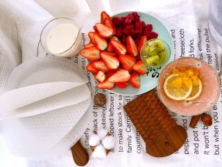 2、轻食料理-缤纷越南春卷,火龙果、奇异果切粒，橙子去皮剥粒，草莓对半切。