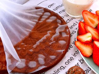 3、轻食料理-缤纷越南春卷,越南春卷皮用温水浸泡5秒拿出，泡过的春卷皮变得柔软有弹性并附有粘度。