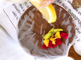 6、轻食料理-缤纷越南春卷,挤柠檬汁在水果表面，增加风味。