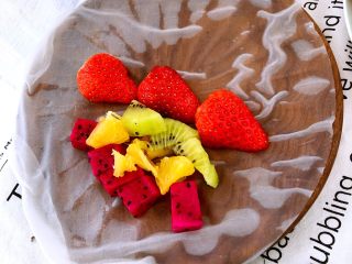 7、轻食料理-缤纷越南春卷,草莓的切面朝下，卷起来更好看。