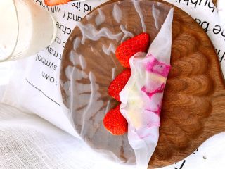 8、轻食料理-缤纷越南春卷,用皮包住水果。