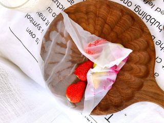 9、轻食料理-缤纷越南春卷,折期中一边，皮的粘性很好，能马上粘住。