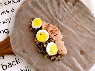 12、轻食料理-缤纷越南春卷,咸越南春卷，可以做全素的也可以加入你喜欢的肉类，蔬菜，这里加了煮熟的藜麦、切开的鹌鹑蛋、金枪鱼肉、