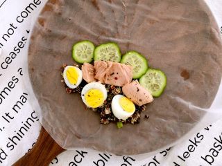 13、轻食料理-缤纷越南春卷,底面铺片状小黄瓜????