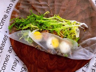 15、轻食料理-缤纷越南春卷,把菜底边包住。