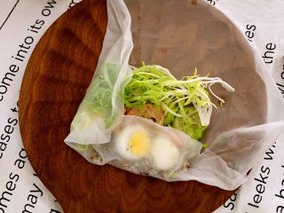 16、轻食料理-缤纷越南春卷,把皮两边分别卷起来。