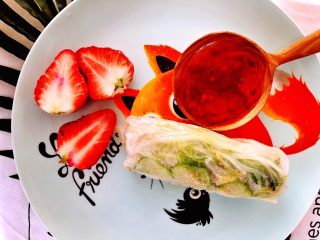 18、轻食料理-缤纷越南春卷,越南春卷皮是可以煎炸的，炸过后更好吃，在意热量可以不粘锅放少量橄榄油稍煎，口感也很好。