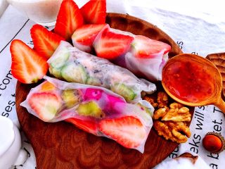 19、轻食料理-缤纷越南春卷,装盘配上泰式甜辣酱就可以吃喽～