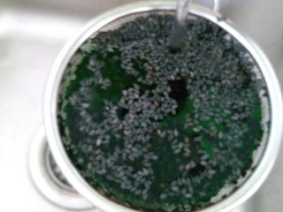 1、苏式伍仁月饼,黑芝麻洗干净