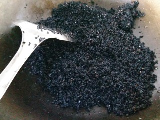 2、苏式伍仁月饼,放炒锅里炒熟