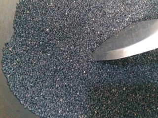 3、苏式伍仁月饼,炒到有些芝麻开裂就差不多了，可以尝一下，小心别烫着。白芝麻也是用同样的方法炒熟