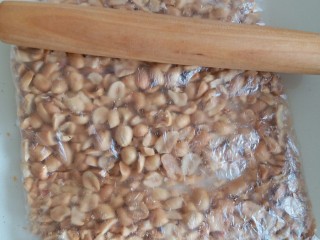 5、苏式伍仁月饼,去皮，再用擀面杖压碎，不要太细了