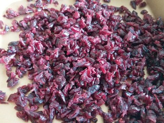 7、苏式伍仁月饼,蔓越莓用剪刀剪小备用