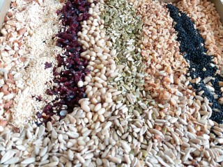 9、苏式伍仁月饼,所用的坚果剪小