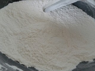 10、苏式伍仁月饼,糯米粉用锅炒熟，微微泛黄就可以