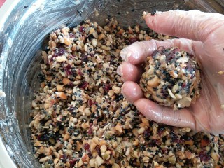 11、苏式伍仁月饼,糯米粉 麦芽糖 纯净水 白糖 玉米油一起加入坚果内，用手揉均匀，能用手你捏紧一个○球不散开就可以了