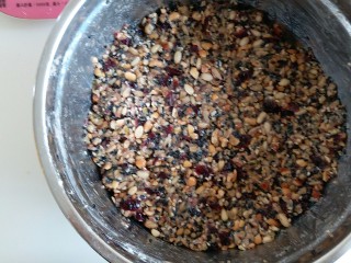 12、苏式伍仁月饼,覆盖保鲜膜松弛半个小时