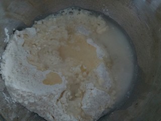 13、苏式伍仁月饼,开始制作月饼皮，把猪油 中粉 糖 纯净水一起揉均匀