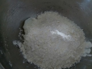 15、苏式伍仁月饼,低粉加猪油一起拌均匀