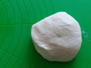 16、苏式伍仁月饼,一直拌到没有干粉就可以了。水油皮和酥皮覆盖保鲜膜松弛一小时