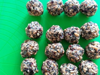 17、苏式伍仁月饼,面团松弛时，把馅儿都分好，每个馅儿40克