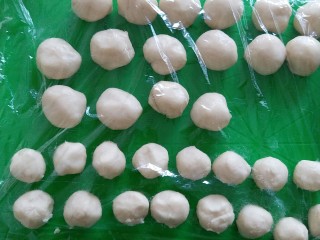 18、苏式伍仁月饼,水油皮和酥皮均匀的分成16份，全程覆盖保鲜膜