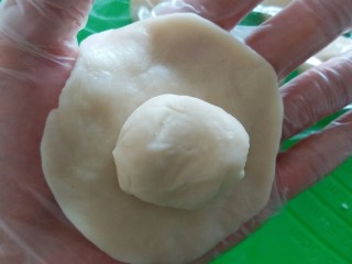 19、苏式伍仁月饼,水油皮包裹着酥皮