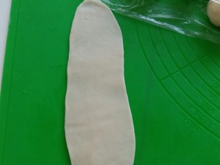 22、苏式伍仁月饼,然后把包裹好的面团擀成长舌状