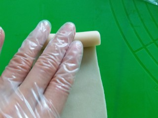 23、苏式伍仁月饼,由上至下卷起