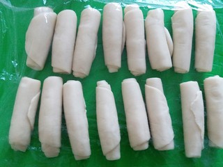 24、苏式伍仁月饼,每个卷好再松弛15分钟