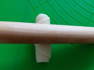 25、苏式伍仁月饼,面卷儿再次擀开，从中间往上擀，再从中间往下擀