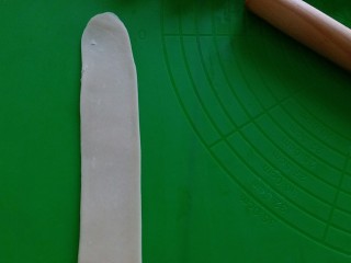 26、苏式伍仁月饼,擀成长舌装，尽量擀长一点