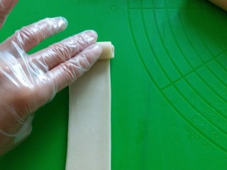 27、苏式伍仁月饼,由上至下卷起，全部擀完覆盖保鲜膜松弛15分钟