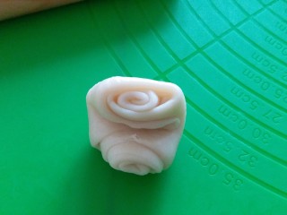 28、苏式伍仁月饼,拿起面卷两头向中间捏