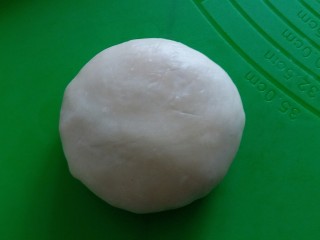 30、苏式伍仁月饼,包上伍仁馅儿，收口朝下，再按扁