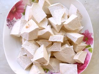 1、猫爪汤圆,一颗香芋去皮切块,入蒸锅内大火蒸至烂熟,香芋去皮最好戴副手套,以免汁液粘到手上会痒