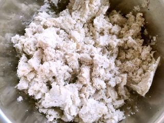 2、猫爪汤圆,蒸好的香芋压碎,可以过筛下,这样会更细腻无颗粒